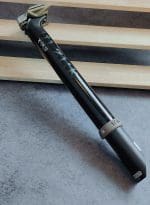 Cốt yên Fizik Cyrano SB25, size 31.6mm, chất liệu Carbon dài 350mm (Hàng không hộp)