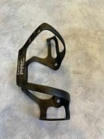 Gọng bình nước bằng chất liệu carbon, nhiều thương hiệu - lấy bình bên trái,hàng không hộp - Ảnh 2