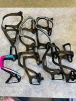 Gọng bình nước bằng chất liệu carbon, nhiều thương hiệu - lấy bình bên trái,hàng không hộp